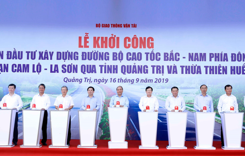 Thủ tướng Nguyễn Xuân Phúc và các đại biểu thực hiện nghi thức khởi công. (Ảnh: Thống Nhất-TTXVN)