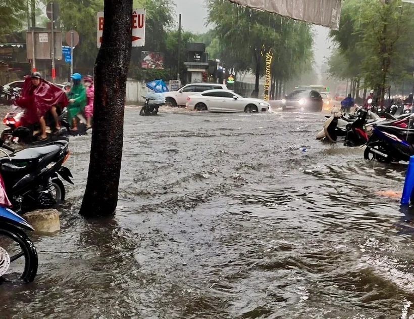 Đường Lưu Văn Lang (quận 1) ngập sâu trong mưa, chiều 14/6. (Ảnh: Hồng Giang/TTXVN)