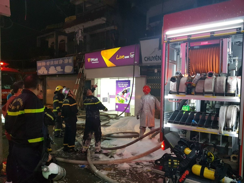 Lực lượng phòng cháy chữa cháy triển khai làm nhiệm vụ tại hiện trường. (Ảnh: Tuấn Anh/TTXVN)