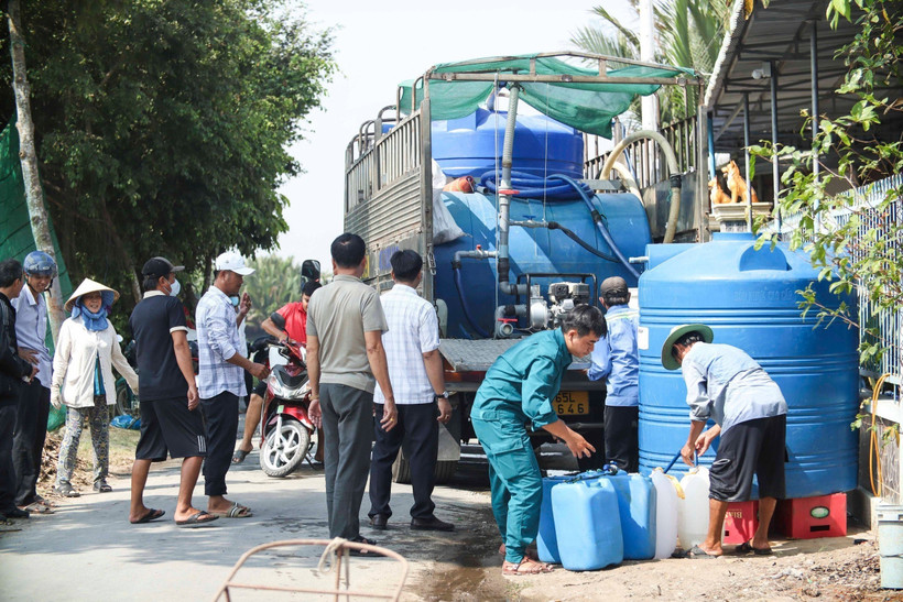 Cứ vào mùa hạn hán, xâm nhập mặn hàng năm, tình trạng thiếu nước sinh hoạt của người dân các địa phương vùng hạ thuộc huyện Cần Giuộc, Tân Trụ của tỉnh Long An lại tái diễn. (Nguồn ảnh: TTXVN)