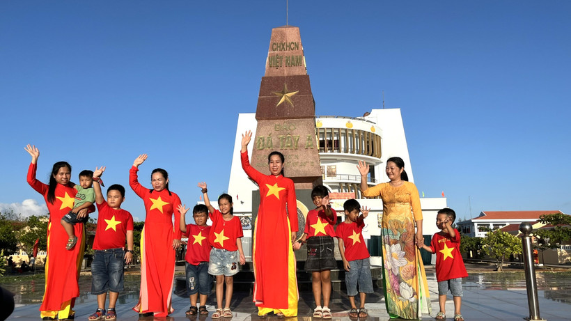 Với ý chí, nghị lực, sức sáng tạo cùng tinh thần lao động hăng say, quân và dân đã tạo đảo nên diện mạo của huyện đảo Trường Sa hôm nay đổi thay từng ngày, khang trang hơn, tươi đẹp hơn. (Ảnh: Vietnam+)