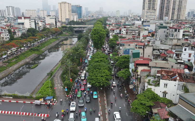 Phương tiện lưu thông trên đoạn đường Láng, thành phố Hà Nội. (Ảnh: Hoài Nam/Vietnam+)