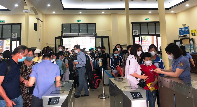 Hành khách đi tàu tại Ga Hà Nội. (Ảnh: PV/Vietnam+)