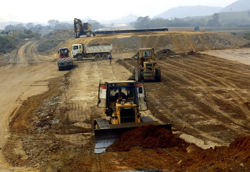 Thi công một đoạn tuyến cao tốc Bắc-Nam phía Đông. (Ảnh: Huy Hùng/TTXVN)