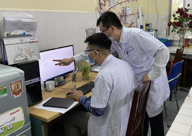 Tiến hành xét nghiệm xác định virus SARS-CoV-2 bằng máy sinh học phân tử Realtime PCR tự động tại thành phố Hải Phòng. (Ảnh: TTXVN phát)