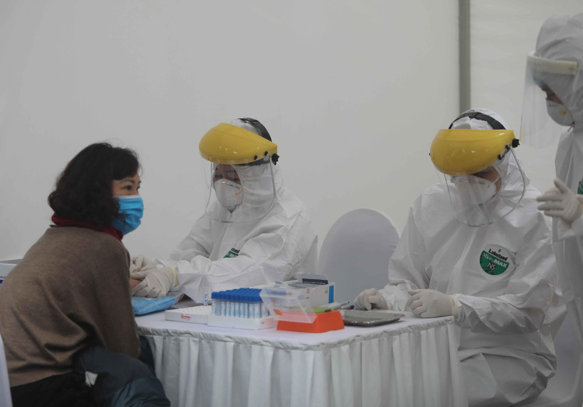 Lấy mẫu xét nghiệm tại điểm test nhanh. (Ảnh minh họa: Thanh Tùng/TTXVN)