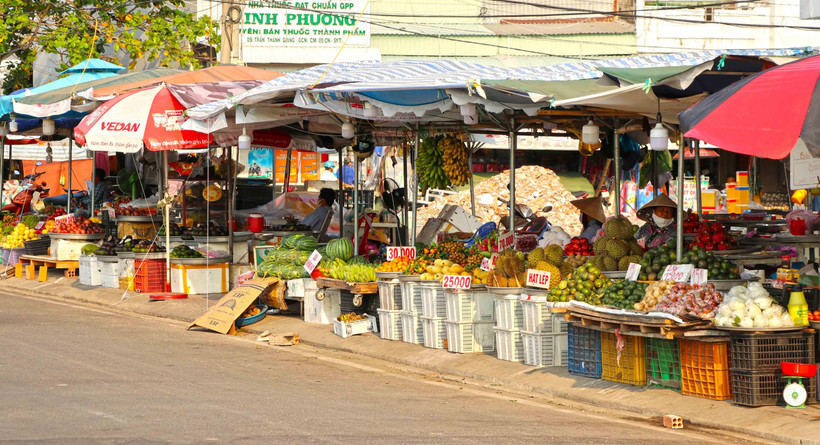 Dù các tiểu thương buôn bán tại chợ phường 7, thành phố Cà Mau. (Ảnh: Huỳnh Thế Anh/TTXVN)
