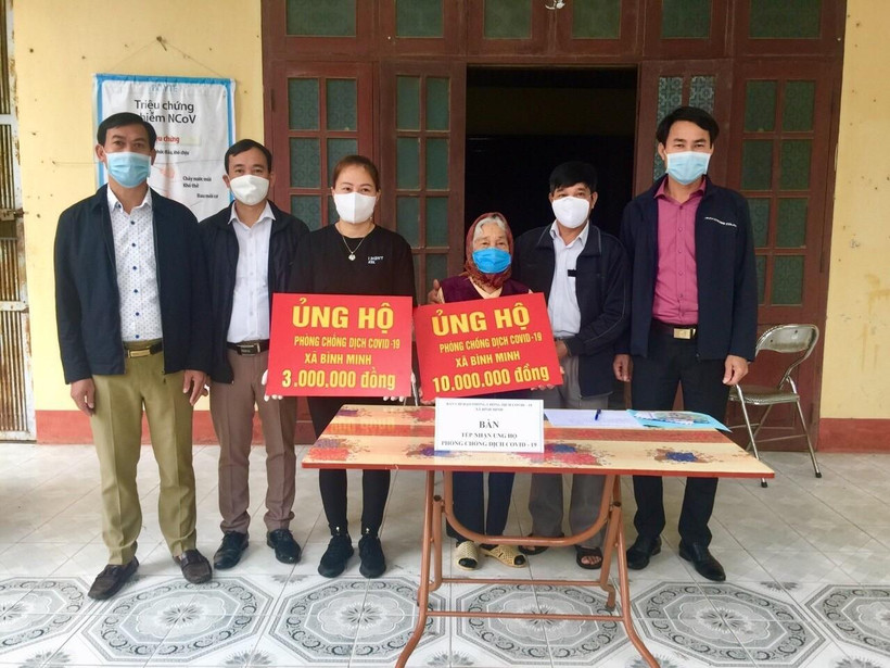 Cụ Nguyễn Thị Báu dùng tiền trợ cấp người cao tuổi tiết kiệm nhiều năm để ủng hộ chống dịch COVID-19. (Ảnh: Đinh Tuấn/TTXVN)