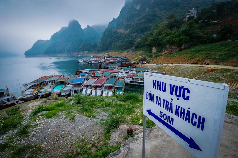 Bến tàu du lịch tham quan Đền thờ Chúa Thác Bờ ngừng hoạt động. (Ảnh: Trọng Đạt/TTXVN)