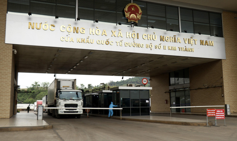 Xe chờ làm thủ tục xuất khẩu hàng hoá qua cửa khẩu quốc tế đường bộ số II Kim Thành. (Ảnh: Quốc Khánh/TTXVN)