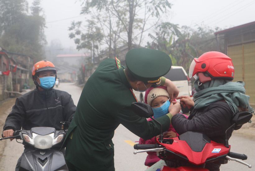 Bộ đội Biên phòng Đồn Biên phòng Cửa khẩu Trà Lĩnh phát khẩu trang miễn phí cho người dân. (Ảnh: Chu Hiệu/TTXVN)