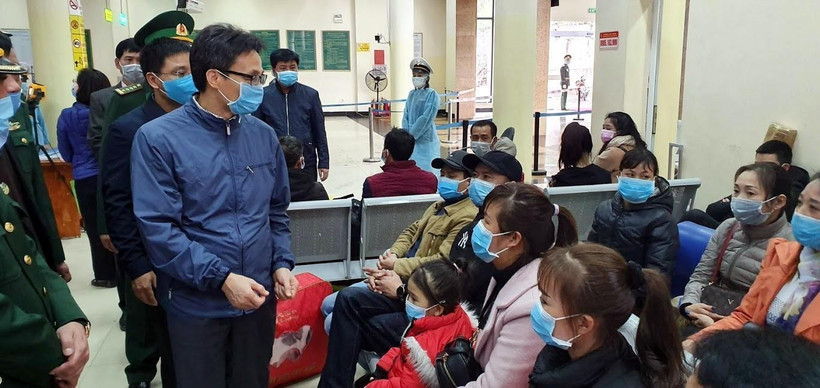 Phó Thủ tướng Vũ Đức Đam thăm hỏi bà con chờ nhập cảnh về Việt Nam tại khu vực cửa khẩu quốc tế Móng Cái. (Ảnh: Đức Hiếu/TTXVN)