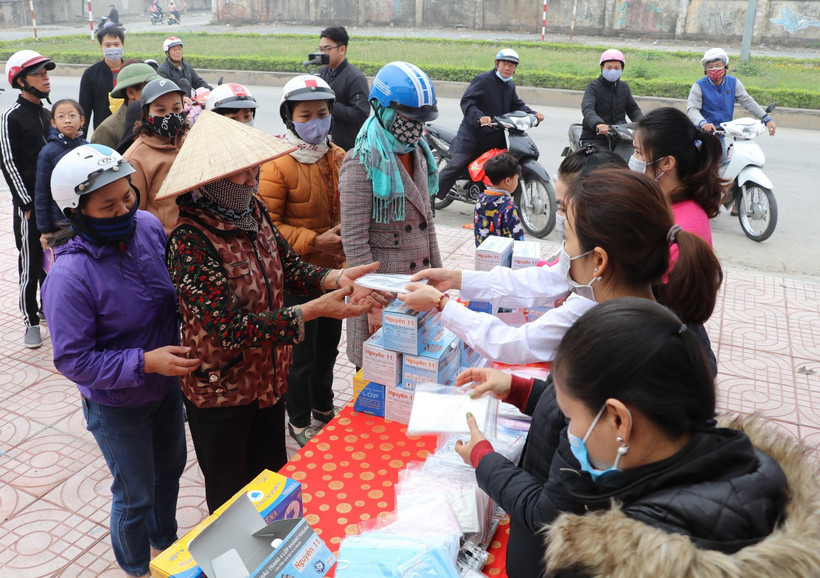 Doanh nghiệp tư nhân Anh Khoa phát khẩu trang miễn phí trên đường Lê Thái Tổ, thành phố Ninh Bình. (Ảnh: Đức Phương/TTXVN)