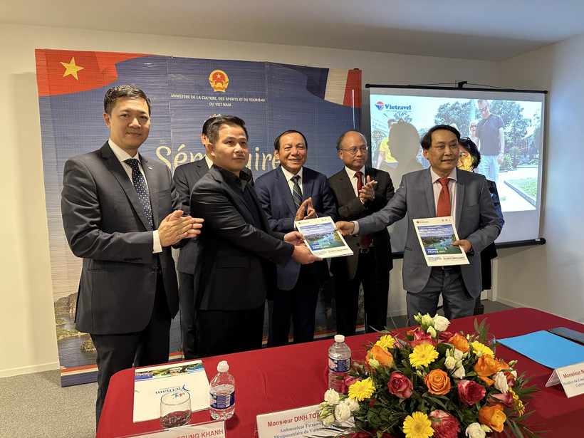 Lễ trao Biên bản hợp tác giữa Trung tâm Văn hóa Việt Nam tại Pháp với Hội xúc tiến văn hóa du lịch Việt Nam tại Pháp và châu Âu. (Ảnh: Nguyễn Thu Hà/TTXVN) 