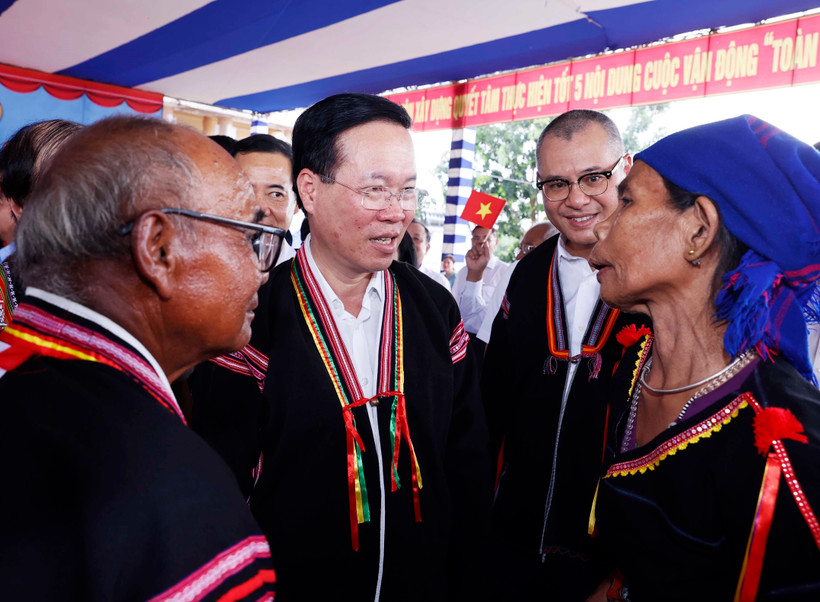 Chủ tịch nước Võ Văn Thưởng với người dân Liên khu dân cư xã Suối Trai, huyện Sơn Hoà, tỉnh Phú Yên. (Ảnh: Thống Nhất/TTXVN) 