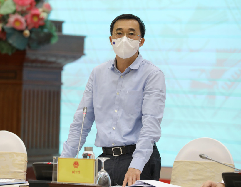 Thứ trưởng Bộ Y tế Trần Văn Thuấn cung cấp các thông tin về dịch COVID-19. (Ảnh: Văn Điệp/TTXVN) 