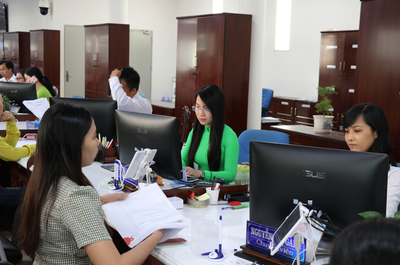 Cán bộ, viên chức ở Trung tâm hành chính công Long An. (Ảnh: Bùi Giang/TTXVN)
