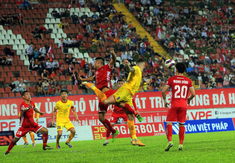 Hải Phòng (áo đỏ) giành chiến thắng trước Sông Lam Nghệ An. (Ảnh: An Đăng/TTXVN)