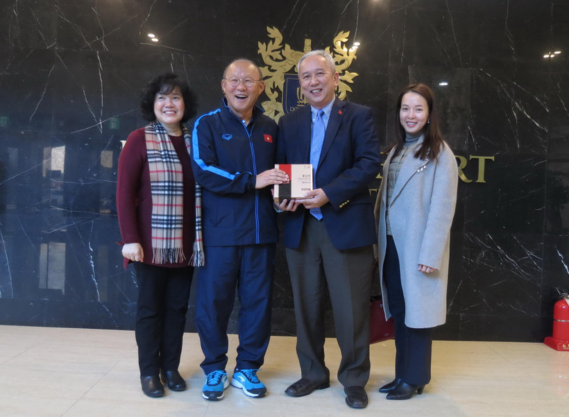 HLV Park hang-seo thay mặt U23 Việt Nam nhận quà từ Đại sứ Nguyễn Vũ Tú. (Ảnh: Mạnh Hùng-Hữu Tuyên/Vietnam+)