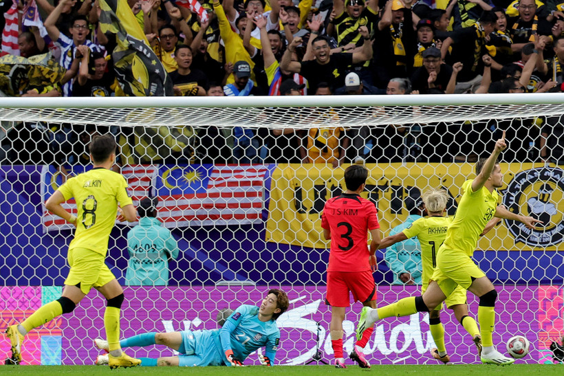 Malaysia (áo vàng) gây bất ngờ khi cầm hòa Hàn Quốc 3-3. (Ảnh: AFP/TTXVN)
