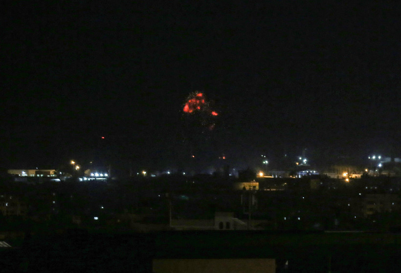 Khói lửa bốc lên sau một vụ không kích của quân đội Israel xuống thành phố Rafah ở Dải Gaza ngày 18/8/2020. (Ảnh: AFP/TTXVN)