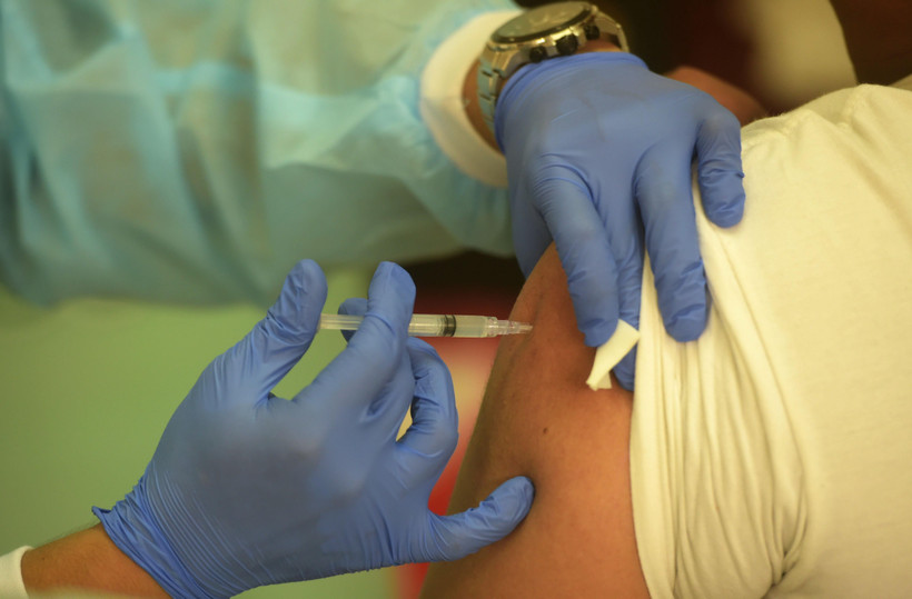 Nhân viên y tế tiêm vaccine phòng COVID-19 cho người dân tại Jakarta, Indonesia. (Ảnh: THX/TTXVN)