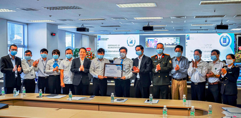 Cảng hàng không quốc tế Nội Bài được trao Chứng chỉ trong việc đảm bảo quy trình an toàn chống dịch trong hoạt động khai thác tại sân bay. (Ảnh: Phan Công/Vietnam+)