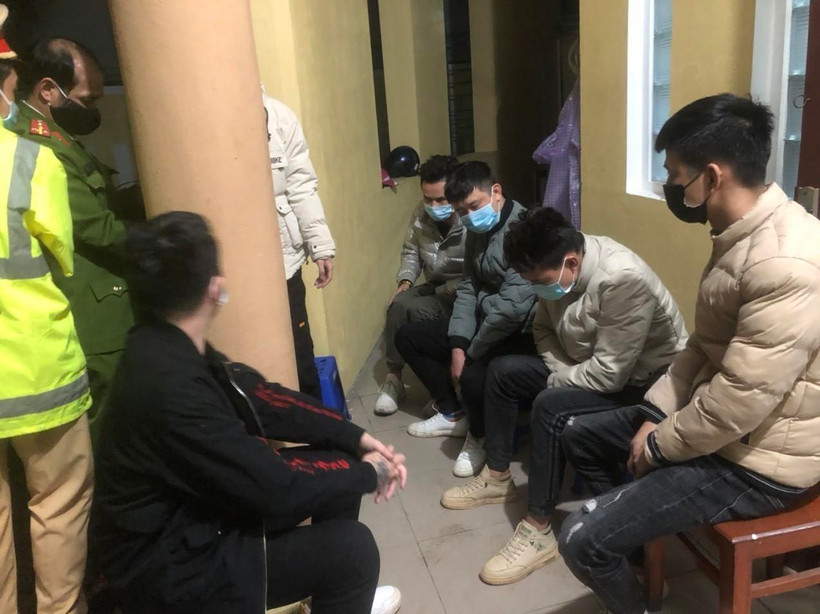 Công an thành phố Đà Nẵng tạm giữ người nhập cảnh trái phép để điều tra. (Ảnh: TTXVN phát)