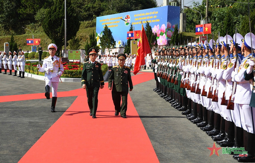 Đại tướng Phan Văn Giang và Đại tướng Chansamone Chanyalath duyệt đội danh dự Quân đội Nhân dân Việt Nam. ( Nguồn: Báo Quân đội Nhân dân)