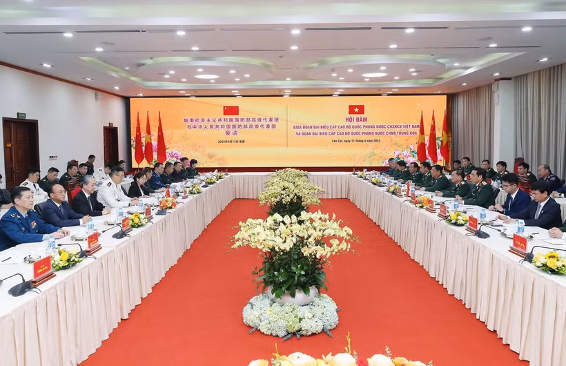 Bộ trưởng Quốc phòng Phan Văn Giang hội đàm với Bộ trưởng Quốc phòng Trung Quốc Đổng Quân. (Ảnh: Trọng Đức/TTXVN)
