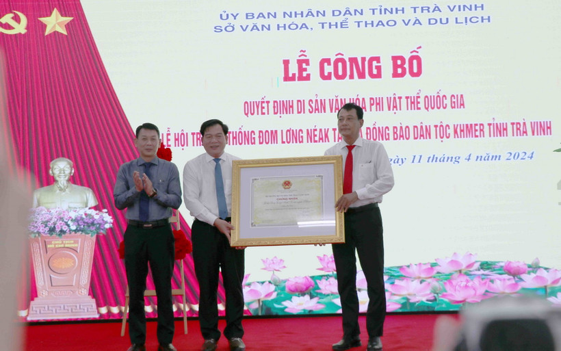 Đại diện Bộ Văn hóa Thể thao và Du lịch trao Quyết định công nhận Di sản Văn hóa phi vật thể Quốc gia Lễ hội Đom Lơng Néak Tà. (Ảnh: Phúc Sơn/TTXVN)