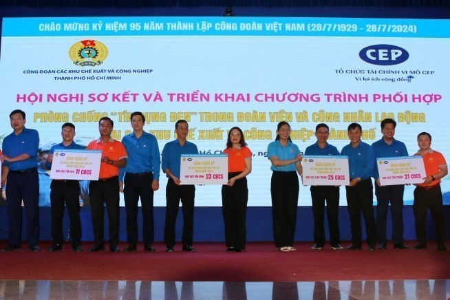 Đại diện các Công đoàn cơ sở và các chi nhánh Tổ chức Tài chính vi mô CEP cam kết tại hội thảo. (Ảnh: Thanh Vũ/ TTXVN)