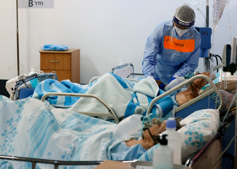 Nhân viên y tế điều trị cho bệnh nhân mắc COVID-19 tại một bệnh viện ở thành phố Haifa, Israel. (Ảnh: AFP/TTXVN)