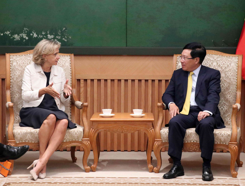 Phó Thủ tướng, Bộ trưởng Bộ Ngoại giao Phạm Bình Minh tiếp Chủ tịch Hội đồng vùng Ile-de-France. (Ảnh: Văn Điệp/TTXVN)