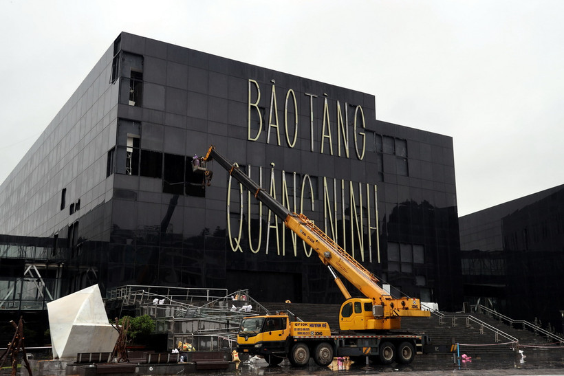 Công nhân tiến hành vệ sinh để sửa chữa phần thiệt hại của Bảo tàng Quảng Ninh ngày 10/9. (Ảnh: Đức Hiếu/TTXVN)