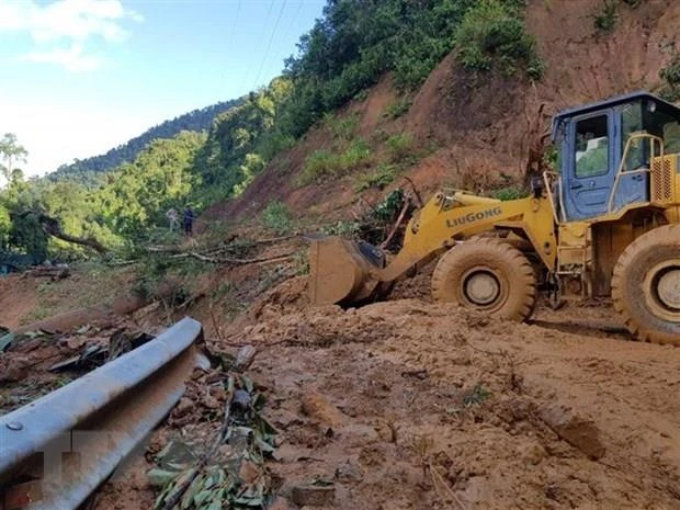 Lực lượng chức năng mở đường vào địa điểm sạt lở xã Trà Vân, huyện Nam Trà My. (Ảnh minh họa. Nguồn: TTXVN)