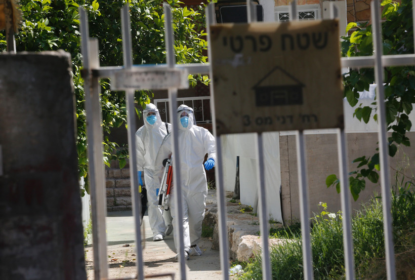 Nhân viên y tế làm việc tại khu điều trị bệnh nhân nhiễm COVID-19 tại Ramla, Israel. (Ảnh: THX/TTXVN)