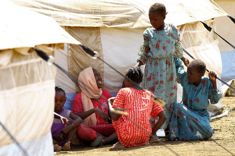 Người dân tại trại tị nạn ở tỉnh Gedaref, Sudan ngày 15/5/2024. (Ảnh: AFP/TTXVN)