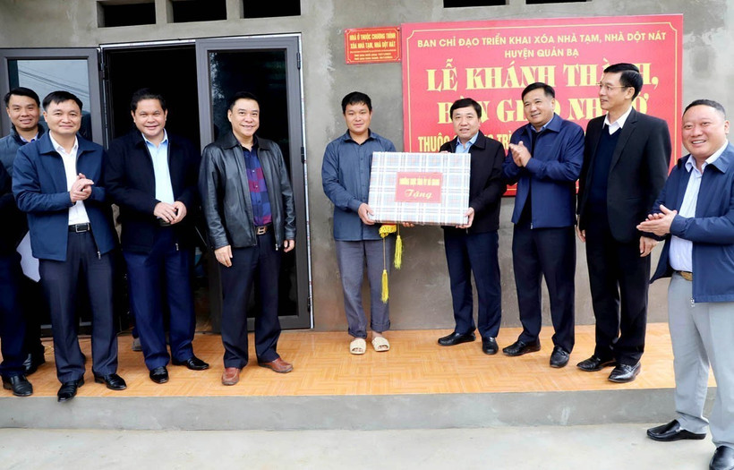 Quyền Bí thư Tỉnh ủy Hà Giang Nguyễn Mạnh Dũng trao tặng quà của Thường trực Tỉnh ủy Hà Giang cho gia đình anh Chu Thống Tài ở tổ 4, thị trấn Tam Sơn, huyện Quản Bạ, gia đình được nhận ngôi nhà đầu tiên trong khuôn khổ chương trình "Xóa nhà tạm, nhà dột nát." (Ảnh: TTXVN phát)