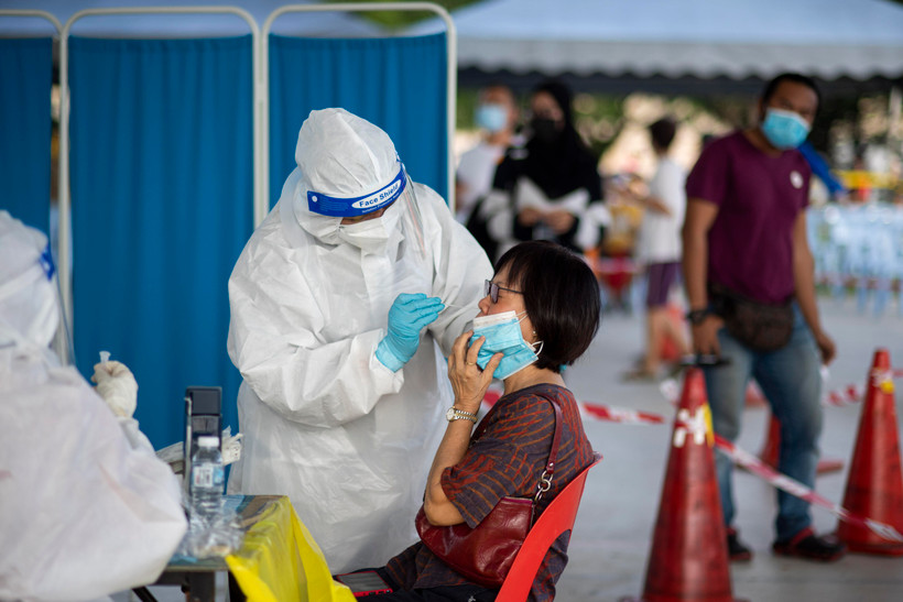 Nhân viên y tế lấy mẫu xét nghiệm COVID-19 cho người dân tại Selangor, Malaysia ngày 23/5/2021. (Ảnh: THX/TTXVN)