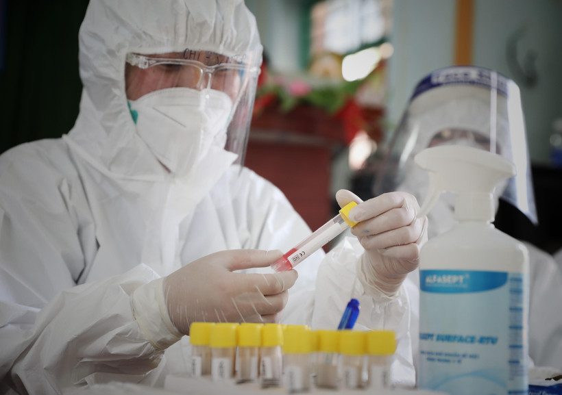 Lực lượng y tế Bệnh viện Việt Nam Uông Bí Thụy Điển(Quảng Ninh) lấy mẫu và làm xét nghiệm tại tổ dân phố Hoàng Mai 1, thị trấn Nếnh (Bắc Giang) ngày 19/5. (Ảnh: Danh Lam/TTXVN)