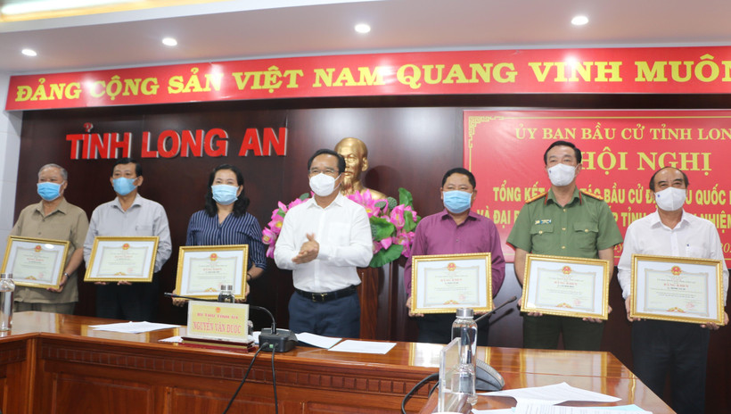 Ông Nguyễn Văn Được, Ủy viên Trung ương Đảng, Bí thư Tỉnh ủy trao Bằng khen cho các cá nhân đã có thành tích tốt trong công tác bầu cử. (Ảnh: Đức Hạnh/TTXVN)