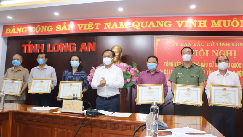 Ông Nguyễn Văn Được, Ủy viên Trung ương Đảng, Bí thư Tỉnh ủy trao Bằng khen cho các cá nhân đã có thành tích tốt trong công tác bầu cử. (Ảnh: Đức Hạnh/TTXVN)