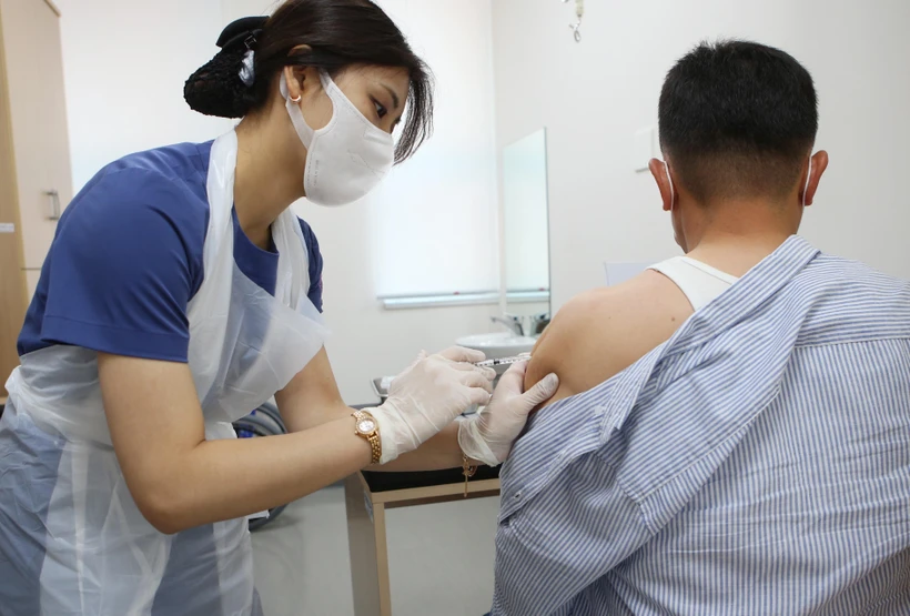 Tiêm vaccine ngừa COVID-19 tại Changwon, Hàn Quốc. (Ảnh: YONHAP/TTXVN)