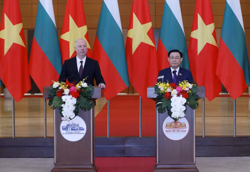 Chủ tịch Quốc hội Vương Đình Huệ và Chủ tịch Quốc hội Bulgaria Rossen Dimitrov Jeliazkov chủ trì buổi họp báo thông báo kết quả hội đàm. (Ảnh: Nhan Sáng/TTXVN)