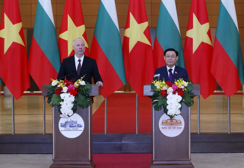 Chủ tịch Quốc hội Vương Đình Huệ và Chủ tịch Quốc hội Bulgaria Rossen Dimitrov Jeliazkov chủ trì buổi họp báo thông báo kết quả hội đàm. (Ảnh: Nhan Sáng/TTXVN)