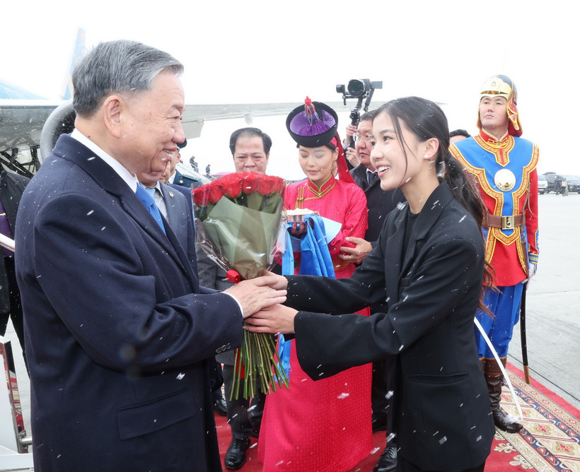 Thiếu nữ Mông Cổ tặng hoa, chào mừng Tổng Bí thư, Chủ tịch nước Tô Lâm tại sân bay Thành Cát Tư Hãn (Chinggis Khaan International Airport) ở Thủ đô Ulan Bator. (Ảnh: Trí Dũng/TTXVN)
