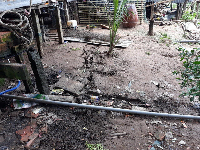 Rạn nứt đất bờ Tây sông Hậu một đoạn dài khoảng 80m, bề rộng vết nứt hở từ 0,1m đến 0,4m và có nguy cơ bị sạt lở là rất cao. (Ảnh: Thanh Sang/TTXVN)