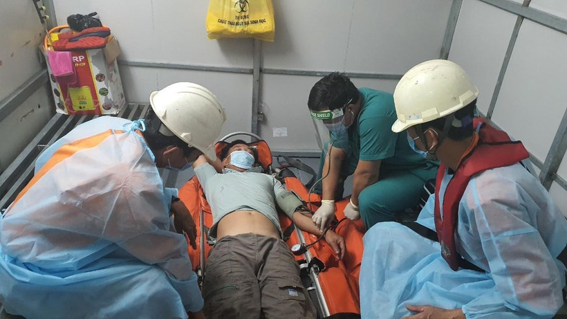 Chăm sóc y tế cho nạn nhân bị nạn trên biển. (Ảnh: TTXVN phát)