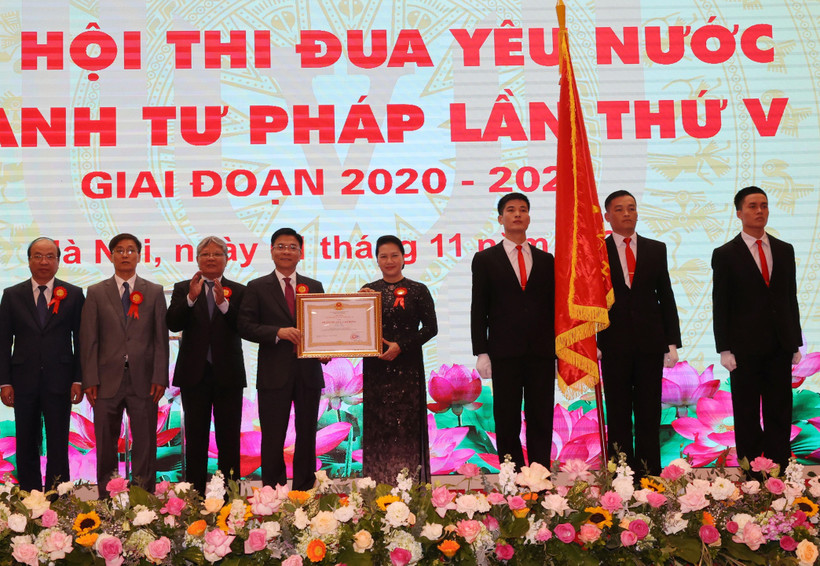 Chủ tịch Quốc hội Nguyễn Thị Kim Ngân trao Huân chương Lao động hạng Nhất cho ngành Tư pháp. (Ảnh: Trọng Đức/TTXVN)